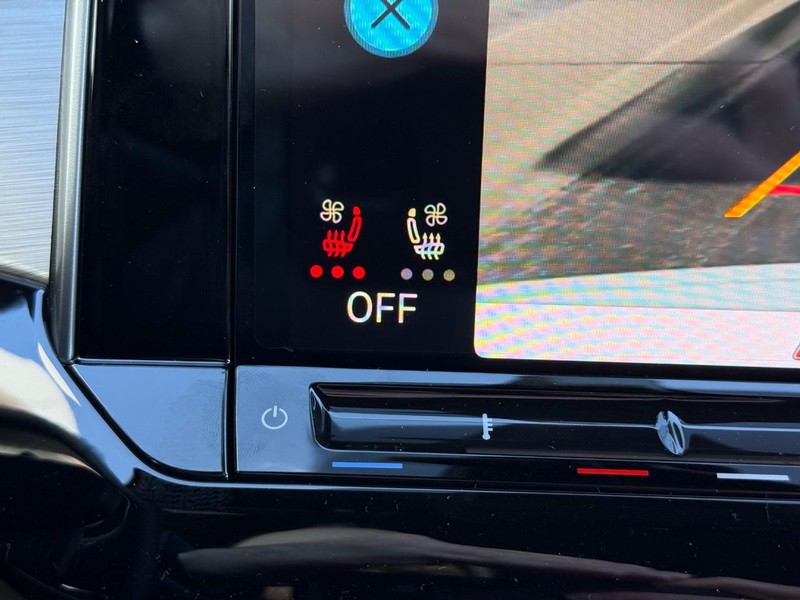 Volkswagen Atlas Cross Sport Vehicle Full-screen Gallery Image 15