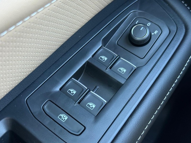 Volkswagen Atlas Cross Sport Vehicle Full-screen Gallery Image 16