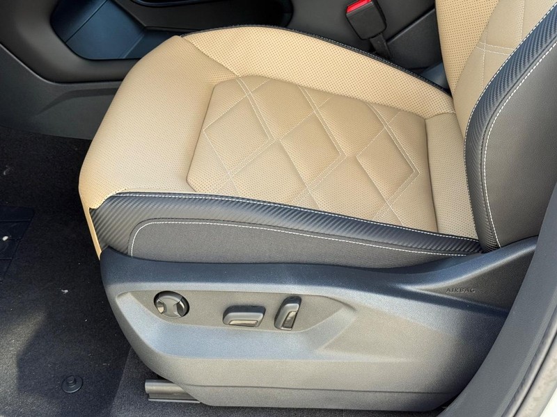 Volkswagen Atlas Cross Sport Vehicle Full-screen Gallery Image 17