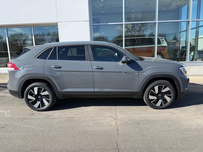 Volkswagen Atlas Cross Sport Vehicle Full-screen Gallery Image 2