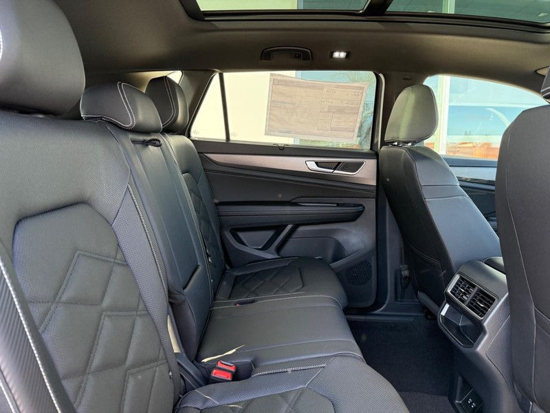 Volkswagen Atlas Cross Sport Vehicle Full-screen Gallery Image 5