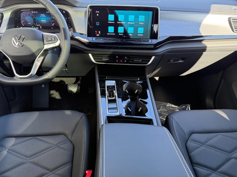 Volkswagen Atlas Cross Sport Vehicle Full-screen Gallery Image 6