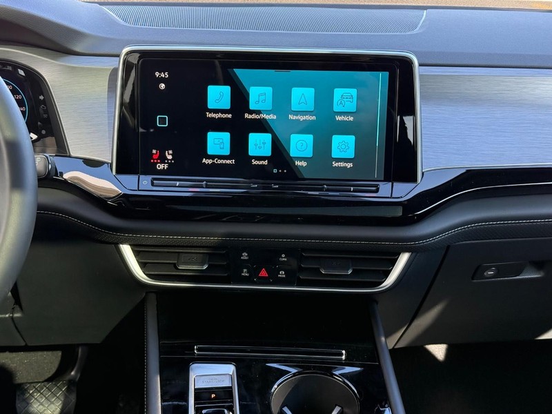 Volkswagen Atlas Cross Sport Vehicle Full-screen Gallery Image 7