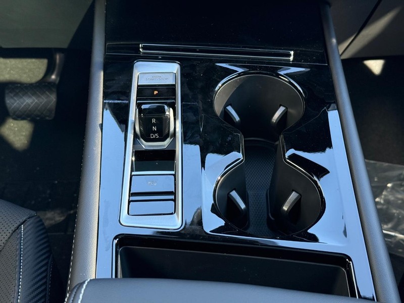 Volkswagen Atlas Cross Sport Vehicle Full-screen Gallery Image 8