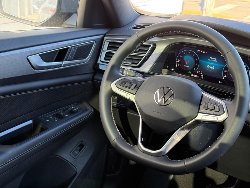 Volkswagen Atlas Cross Sport Vehicle Full-screen Gallery Image 9