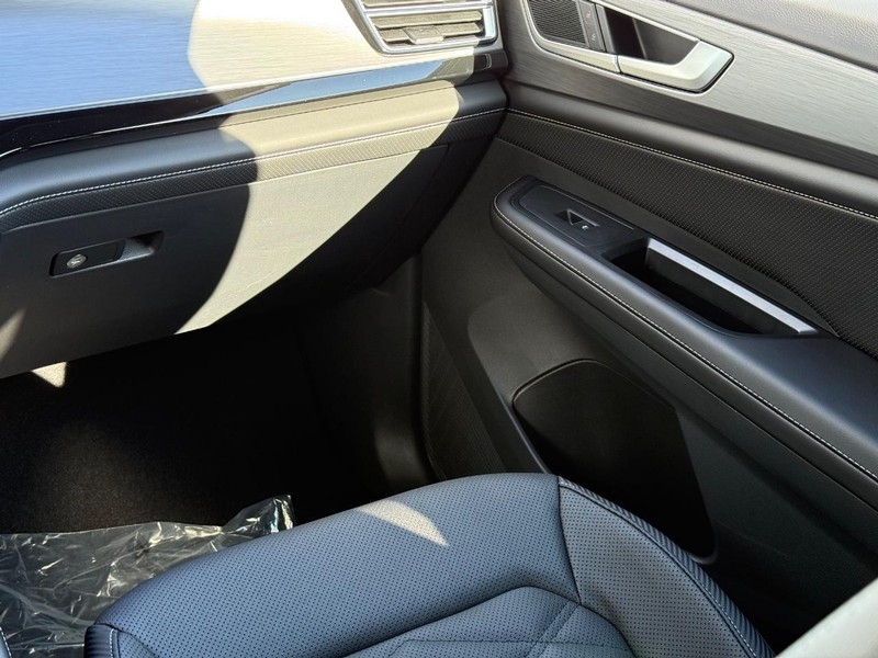 Volkswagen Atlas Cross Sport Vehicle Full-screen Gallery Image 10