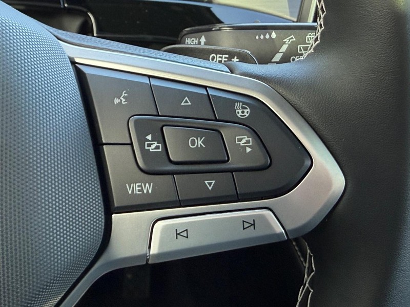 Volkswagen Atlas Cross Sport Vehicle Full-screen Gallery Image 12