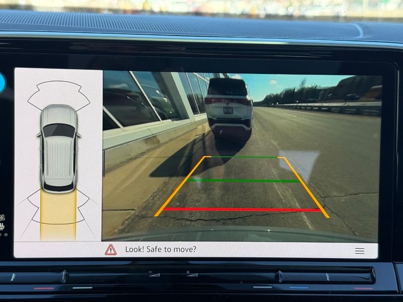 Volkswagen Atlas Cross Sport Vehicle Full-screen Gallery Image 13