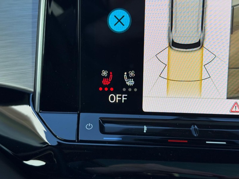 Volkswagen Atlas Cross Sport Vehicle Full-screen Gallery Image 14