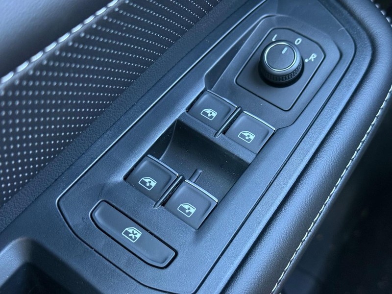 Volkswagen Atlas Cross Sport Vehicle Full-screen Gallery Image 15