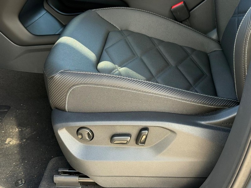 Volkswagen Atlas Cross Sport Vehicle Full-screen Gallery Image 16