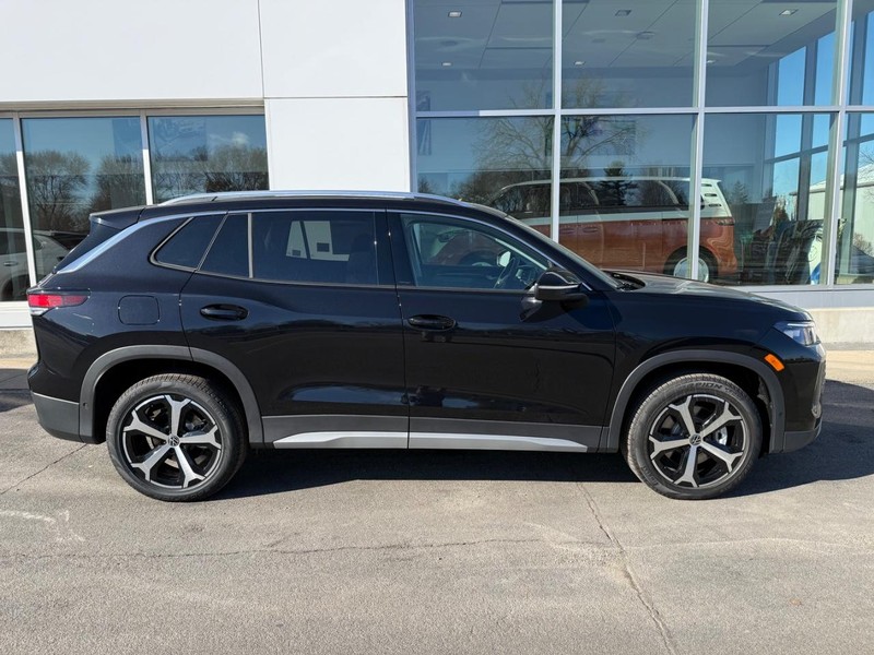 Volkswagen Tiguan Vehicle Full-screen Gallery Image 2