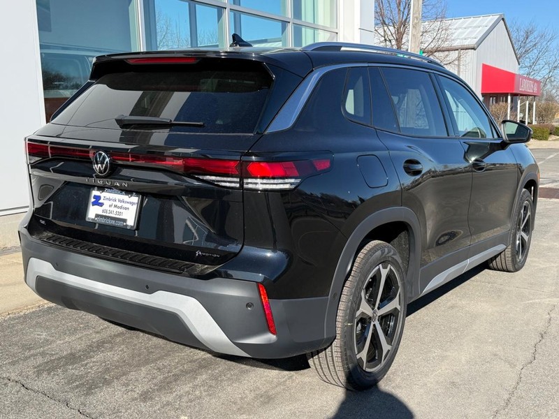 Volkswagen Tiguan Vehicle Full-screen Gallery Image 3