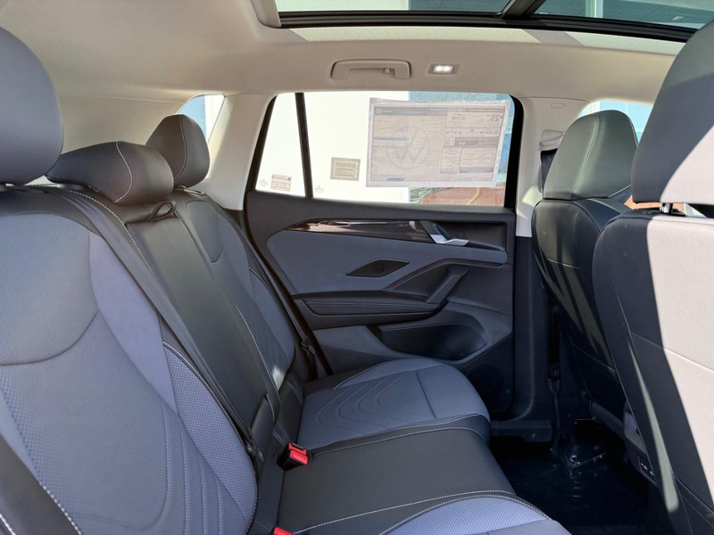 Volkswagen Tiguan Vehicle Full-screen Gallery Image 5