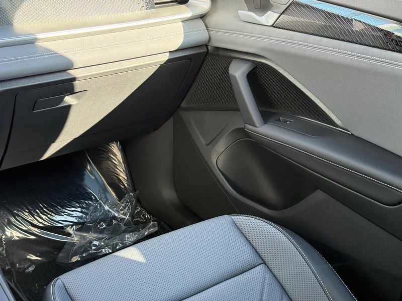 Volkswagen Tiguan Vehicle Full-screen Gallery Image 9