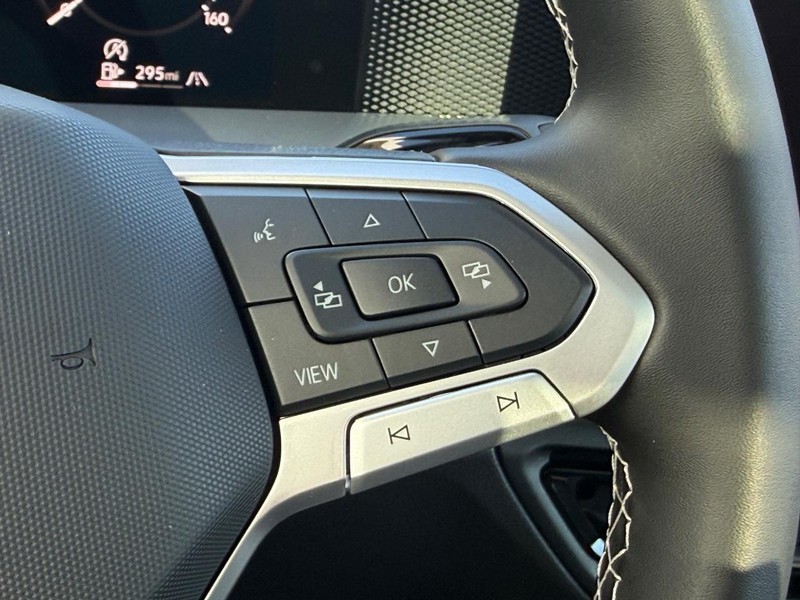 Volkswagen Tiguan Vehicle Full-screen Gallery Image 11