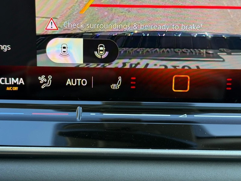 Volkswagen Tiguan Vehicle Full-screen Gallery Image 14