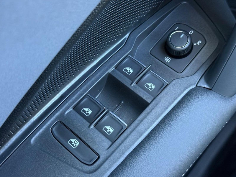 Volkswagen Tiguan Vehicle Full-screen Gallery Image 15