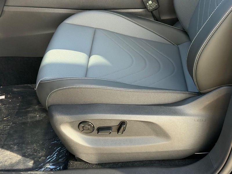 Volkswagen Tiguan Vehicle Full-screen Gallery Image 16