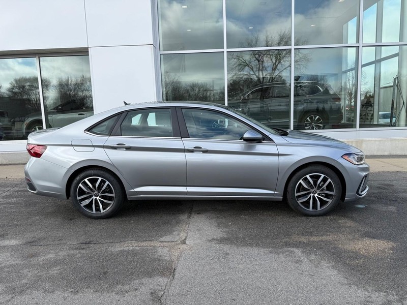 Volkswagen Jetta Vehicle Full-screen Gallery Image 2