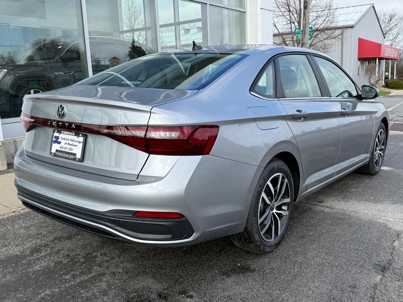Volkswagen Jetta Vehicle Full-screen Gallery Image 3