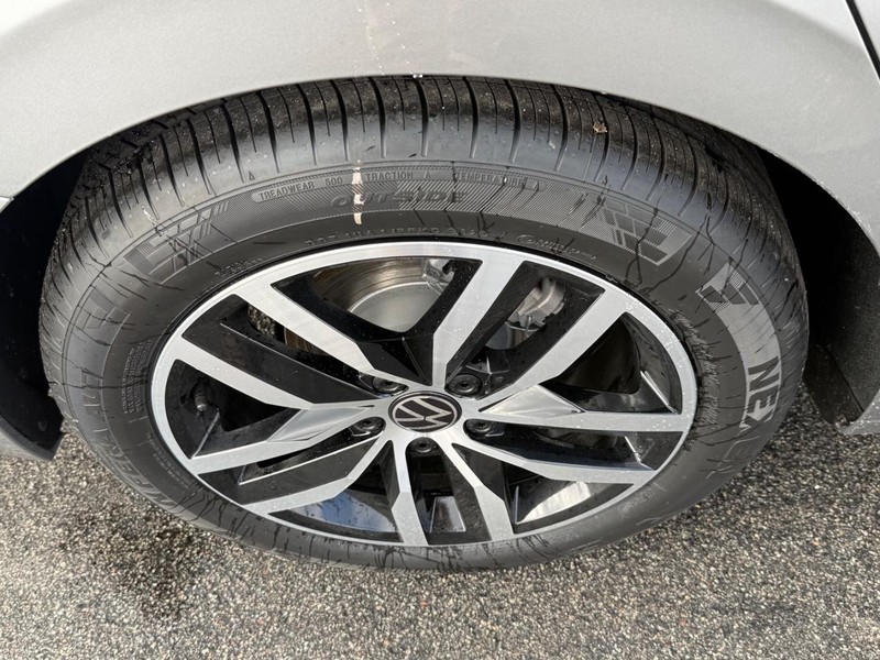 Volkswagen Jetta Vehicle Full-screen Gallery Image 4