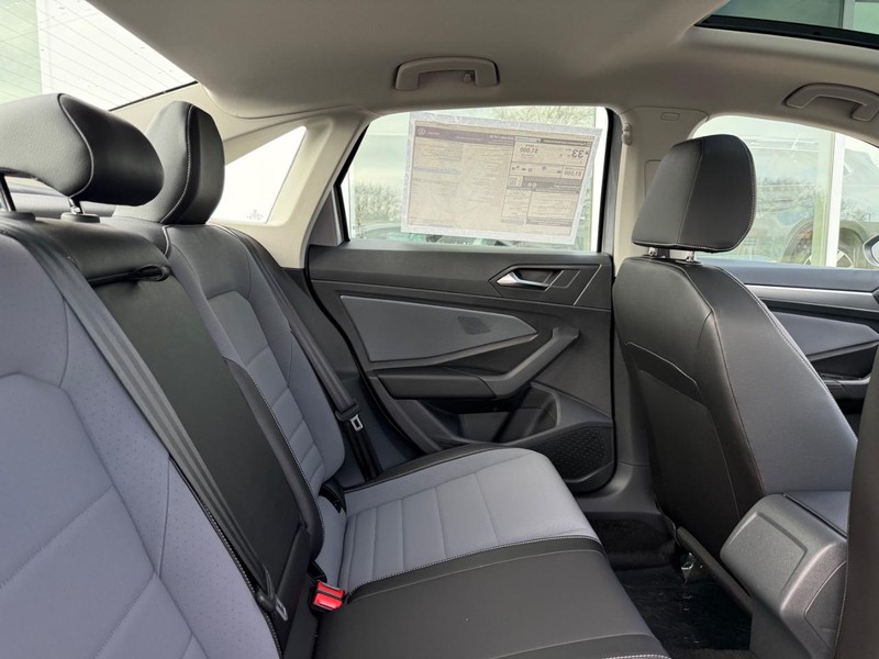 Volkswagen Jetta Vehicle Full-screen Gallery Image 5