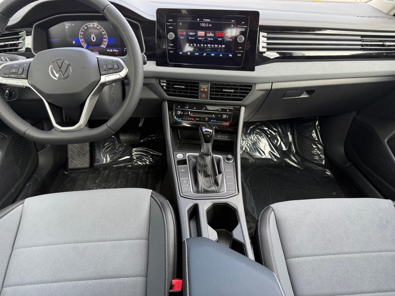 Volkswagen Jetta Vehicle Full-screen Gallery Image 6