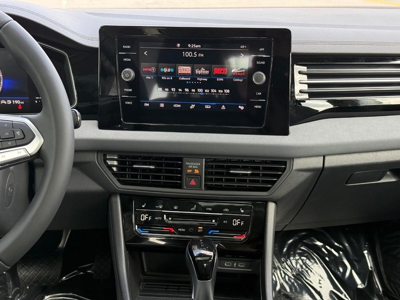 Volkswagen Jetta Vehicle Full-screen Gallery Image 7