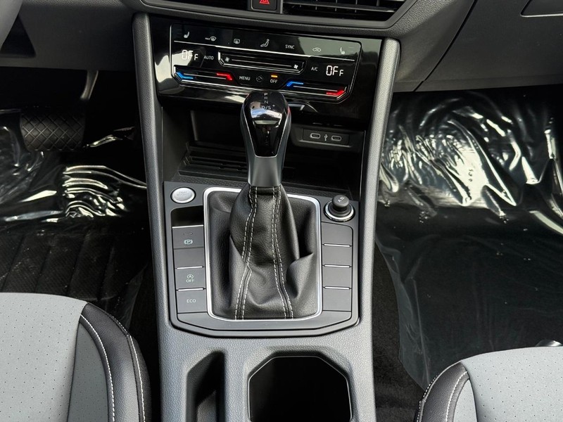 Volkswagen Jetta Vehicle Full-screen Gallery Image 8