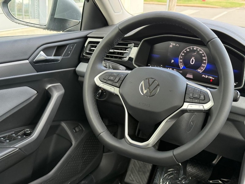 Volkswagen Jetta Vehicle Full-screen Gallery Image 9