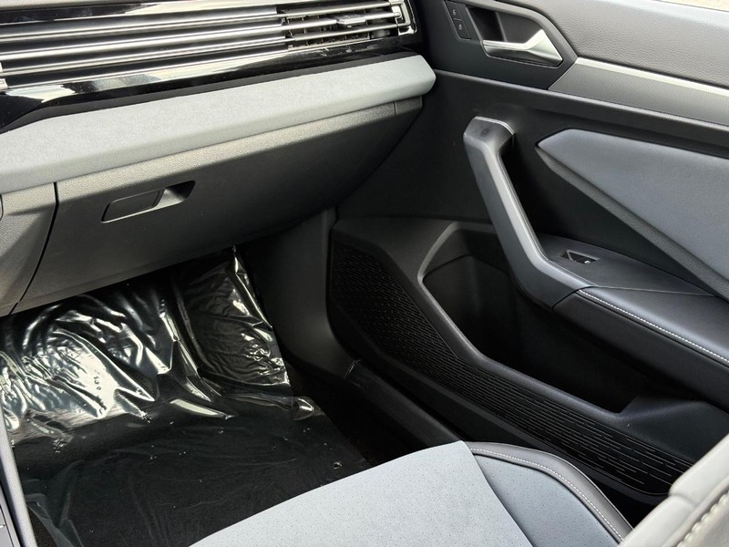 Volkswagen Jetta Vehicle Full-screen Gallery Image 10