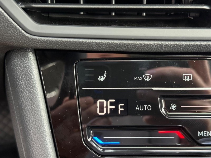 Volkswagen Jetta Vehicle Full-screen Gallery Image 14