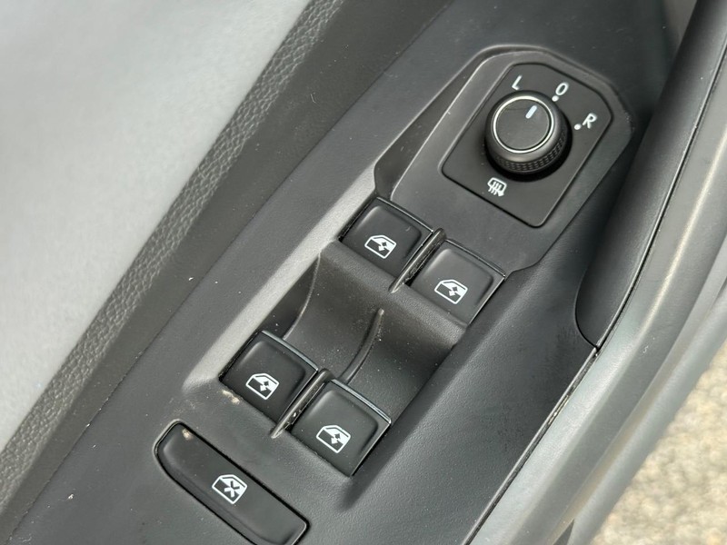 Volkswagen Jetta Vehicle Full-screen Gallery Image 15