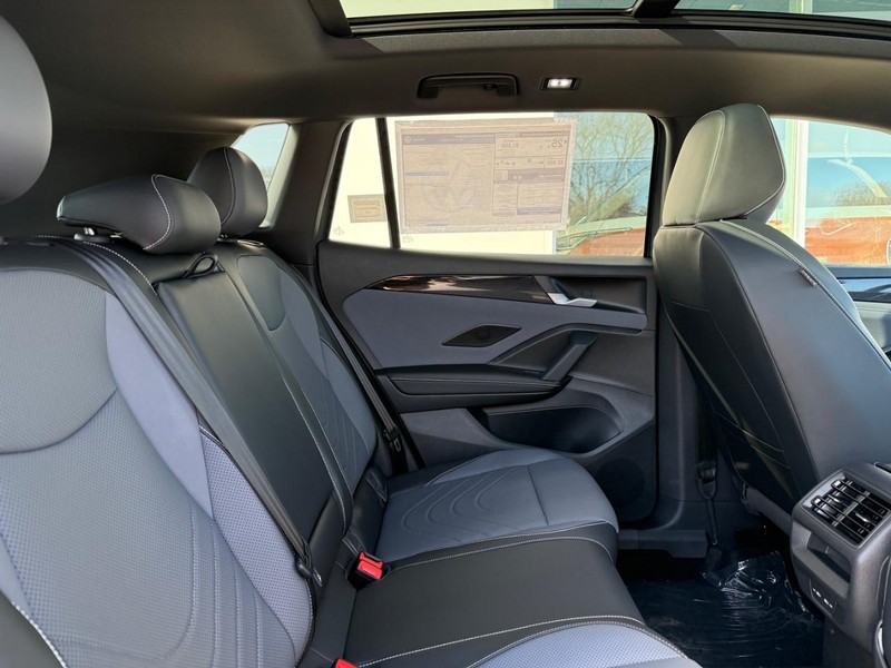 Volkswagen Tiguan Vehicle Full-screen Gallery Image 5