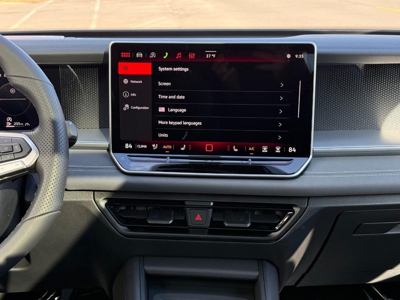 Volkswagen Tiguan Vehicle Full-screen Gallery Image 7