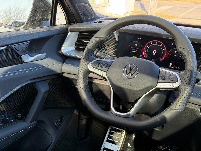 Volkswagen Tiguan Vehicle Full-screen Gallery Image 8
