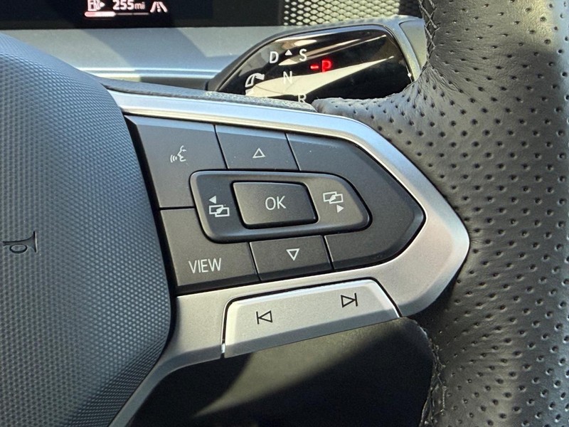 Volkswagen Tiguan Vehicle Full-screen Gallery Image 11