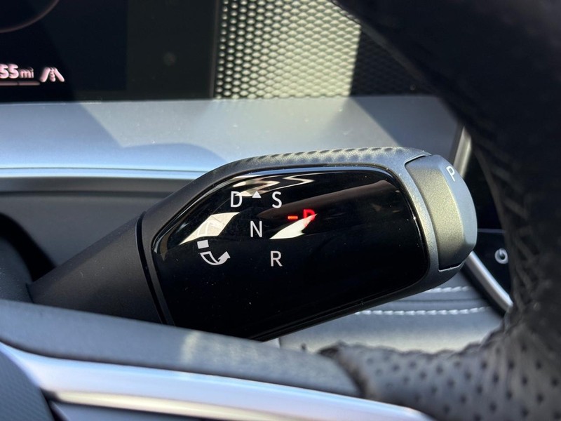 Volkswagen Tiguan Vehicle Full-screen Gallery Image 12
