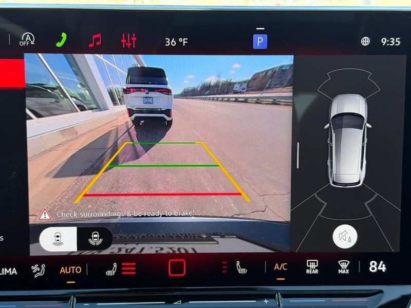 Volkswagen Tiguan Vehicle Full-screen Gallery Image 13