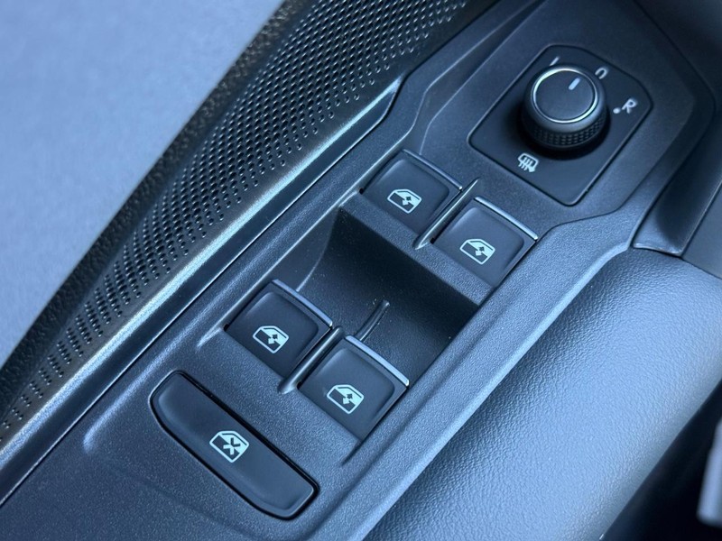 Volkswagen Tiguan Vehicle Full-screen Gallery Image 15