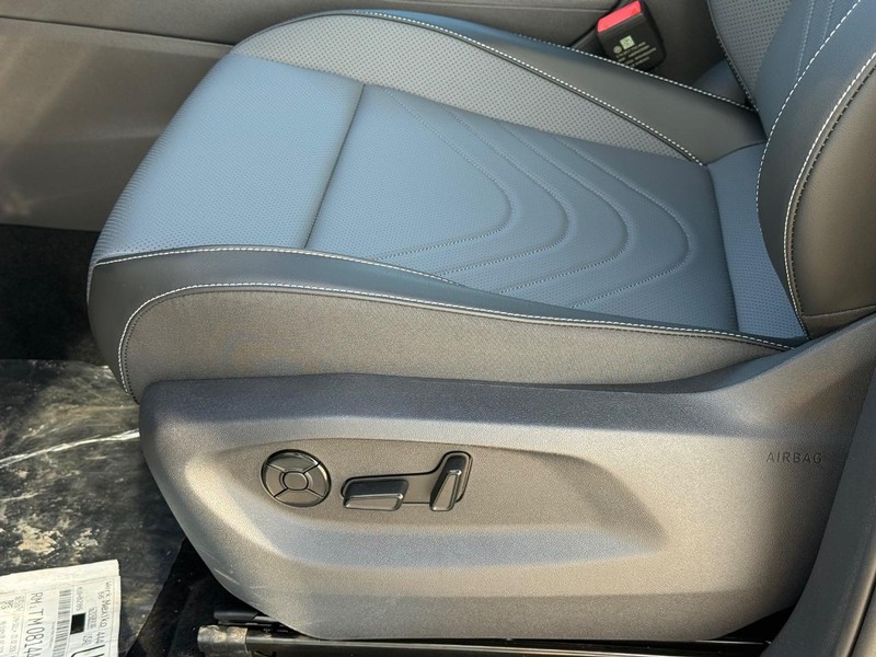 Volkswagen Tiguan Vehicle Full-screen Gallery Image 16