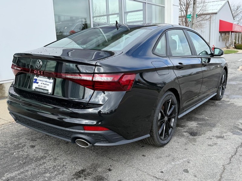 Volkswagen Jetta GLI Vehicle Full-screen Gallery Image 3