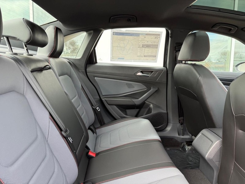 Volkswagen Jetta GLI Vehicle Full-screen Gallery Image 5