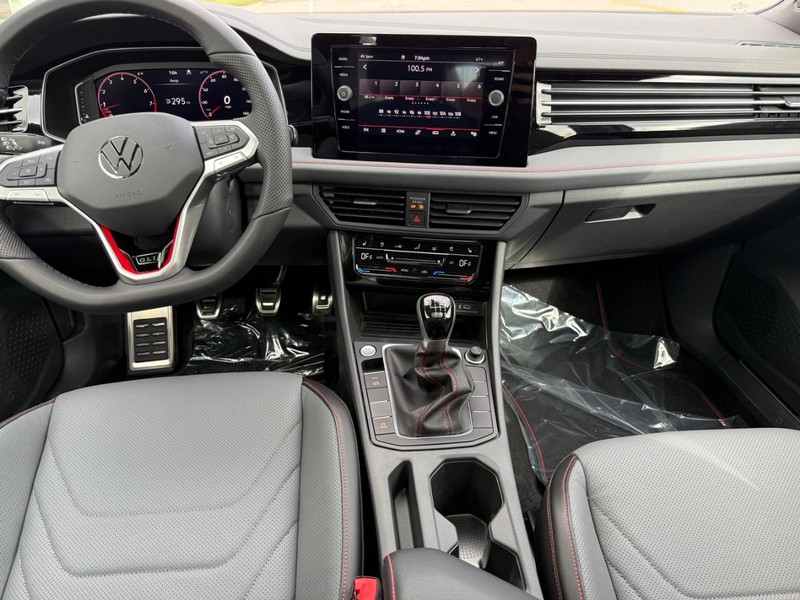 Volkswagen Jetta GLI Vehicle Full-screen Gallery Image 6