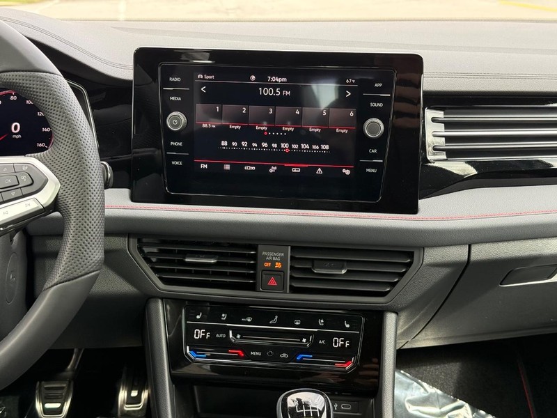 Volkswagen Jetta GLI Vehicle Full-screen Gallery Image 7