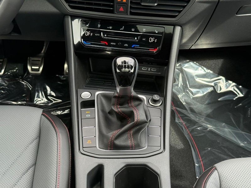 Volkswagen Jetta GLI Vehicle Full-screen Gallery Image 8