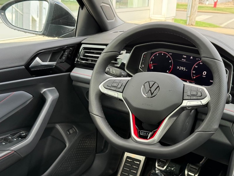 Volkswagen Jetta GLI Vehicle Full-screen Gallery Image 9