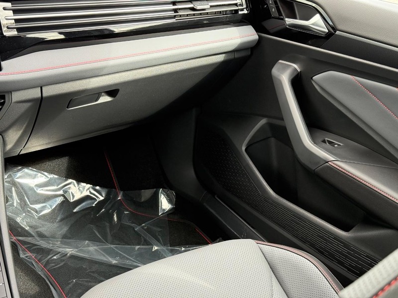 Volkswagen Jetta GLI Vehicle Full-screen Gallery Image 10