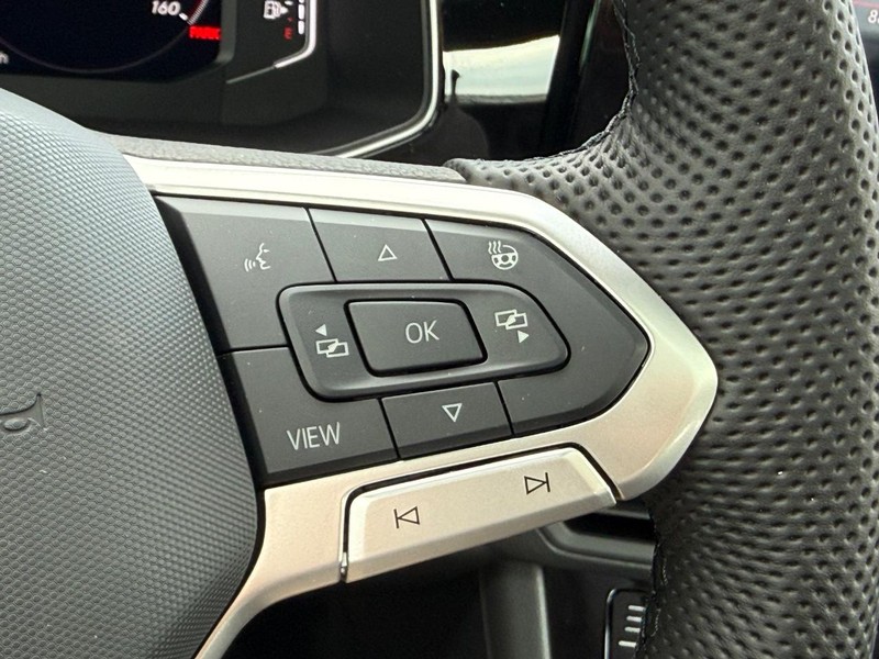 Volkswagen Jetta GLI Vehicle Full-screen Gallery Image 12